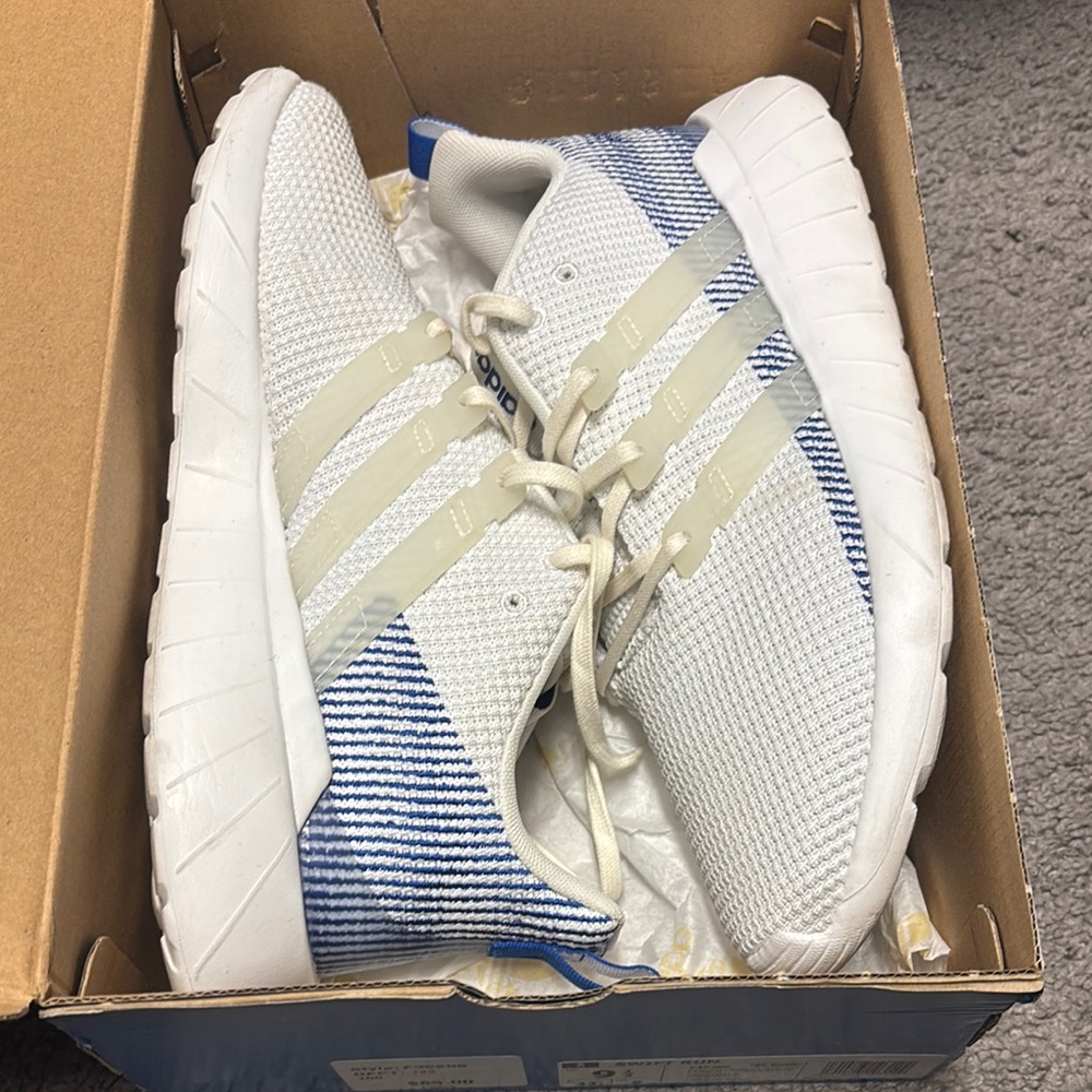 Adidas White and Blue Athletic Shoes with Breathable Mesh and Cushioned Sole